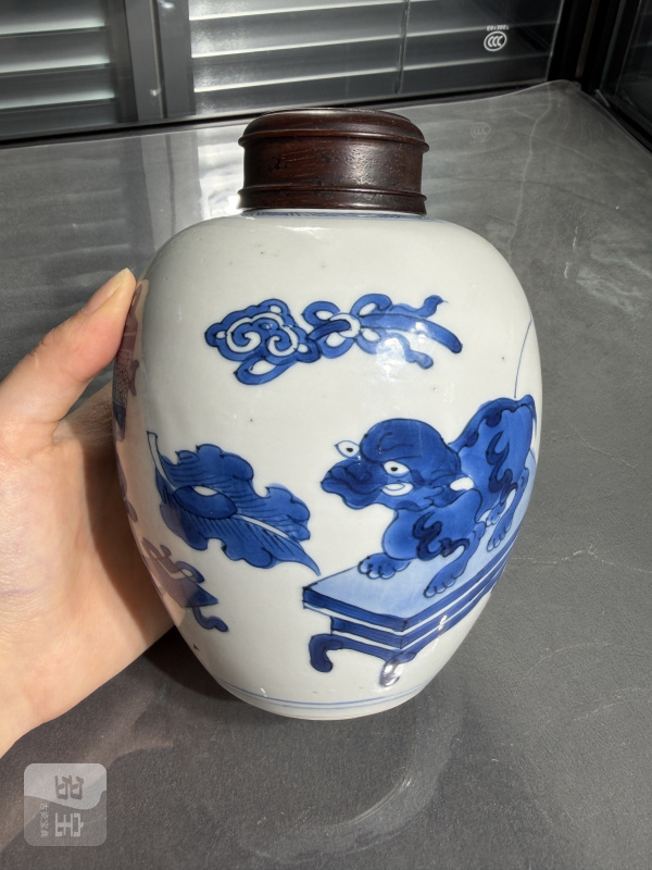 清康熙青花博古瑞兽纹小罐（带木盖） - 图4